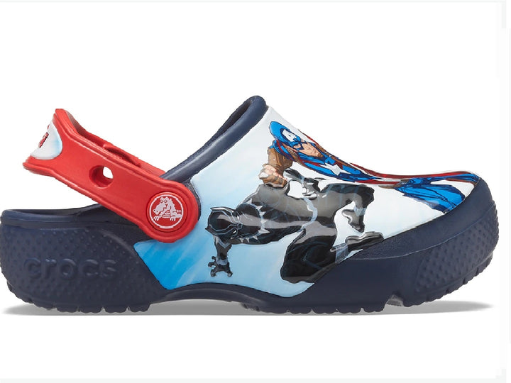 Zuecos Crocs para niño color azul marino con estampado de Avengers y correa roja.