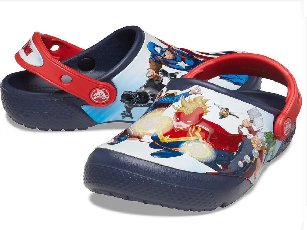 Zuecos Crocs para niño color azul marino con estampado de Avengers y correa roja.