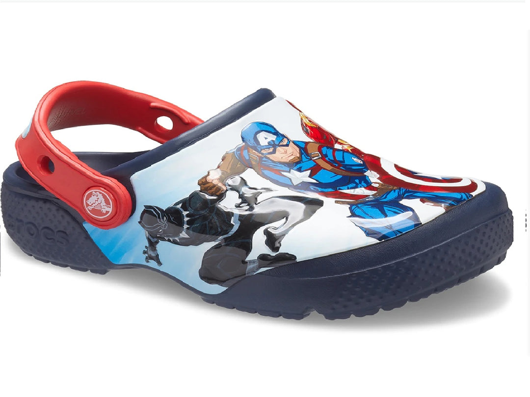 Zuecos Crocs para niño color azul marino con estampado de Avengers y correa roja.