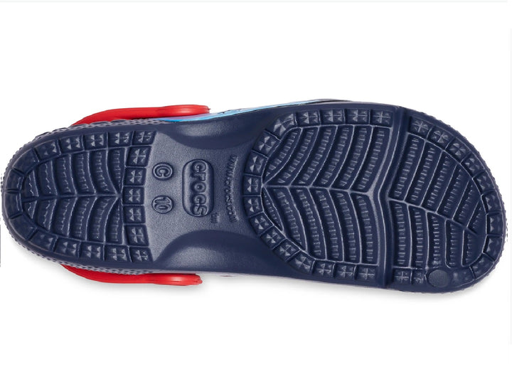 Zuecos Crocs para niño color azul marino con estampado de Avengers y correa roja.