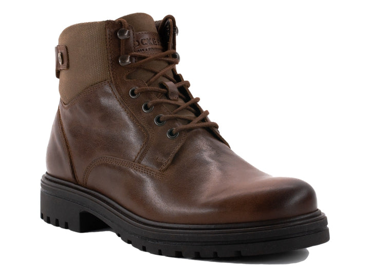 Bota de cuero marrón con suela gruesa negra y cordones.