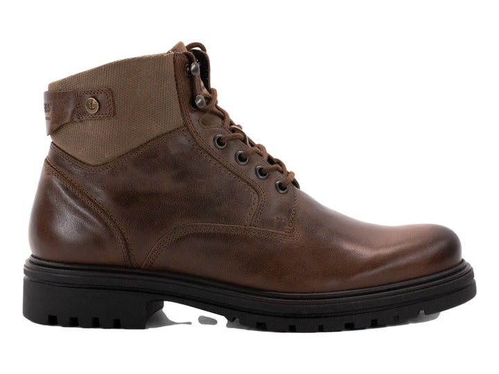 Bota de cuero marrón con suela gruesa negra y cordones.