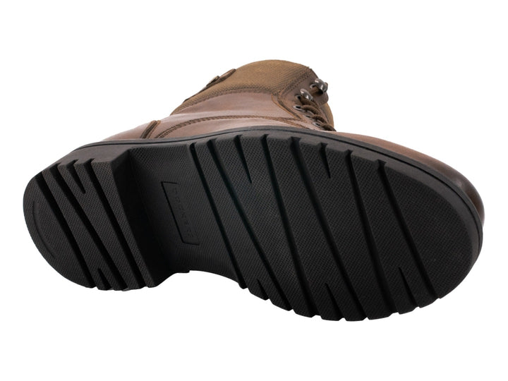 Bota de cuero marrón con suela gruesa negra y cordones.