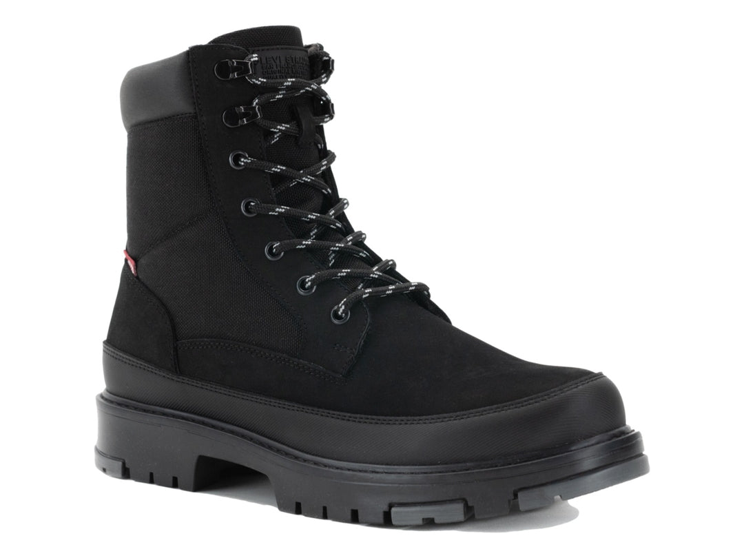 Bota negra de cuello alto con cordones y suela gruesa dentada.