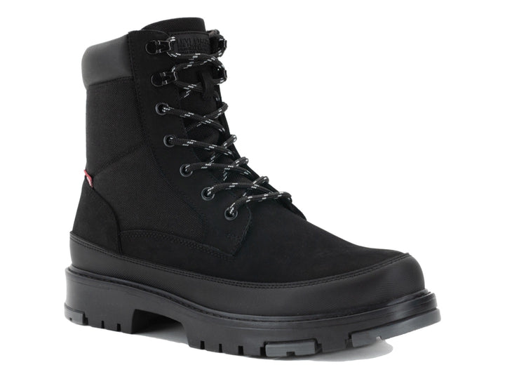 Bota negra de cuello alto con cordones y suela gruesa dentada.