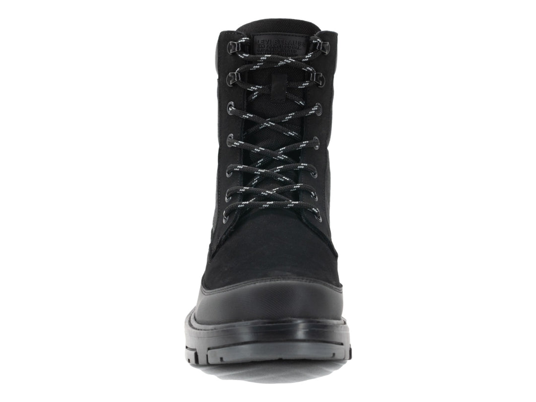 Bota negra de cuello alto con cordones y suela gruesa dentada.