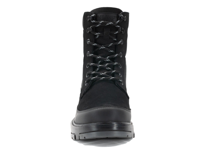 Bota negra de cuello alto con cordones y suela gruesa dentada.