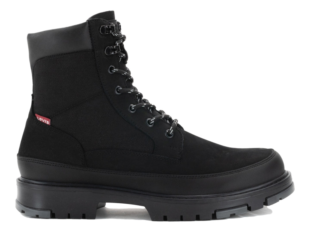 Bota negra de cuello alto con cordones y suela gruesa dentada.