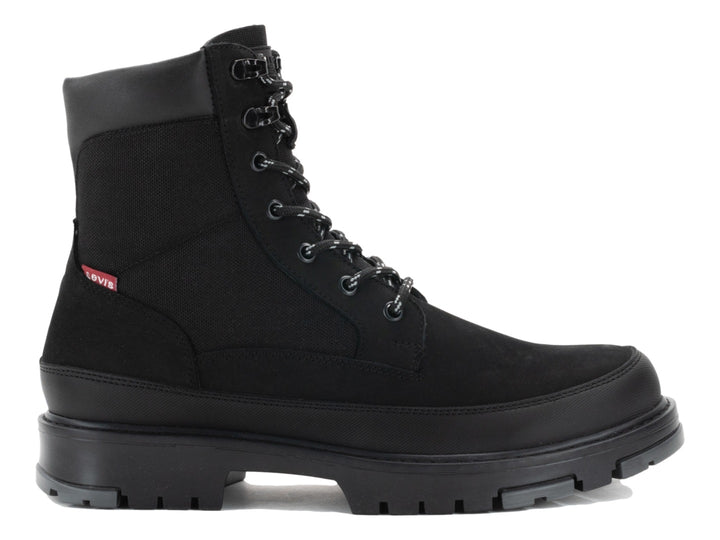 Bota negra de cuello alto con cordones y suela gruesa dentada.