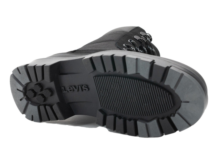 Bota negra de cuello alto con cordones y suela gruesa dentada.