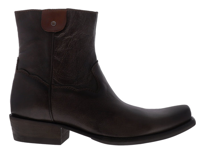Bota vaquera de cuero en color café oscuro con tacón cuadrado para hombre.