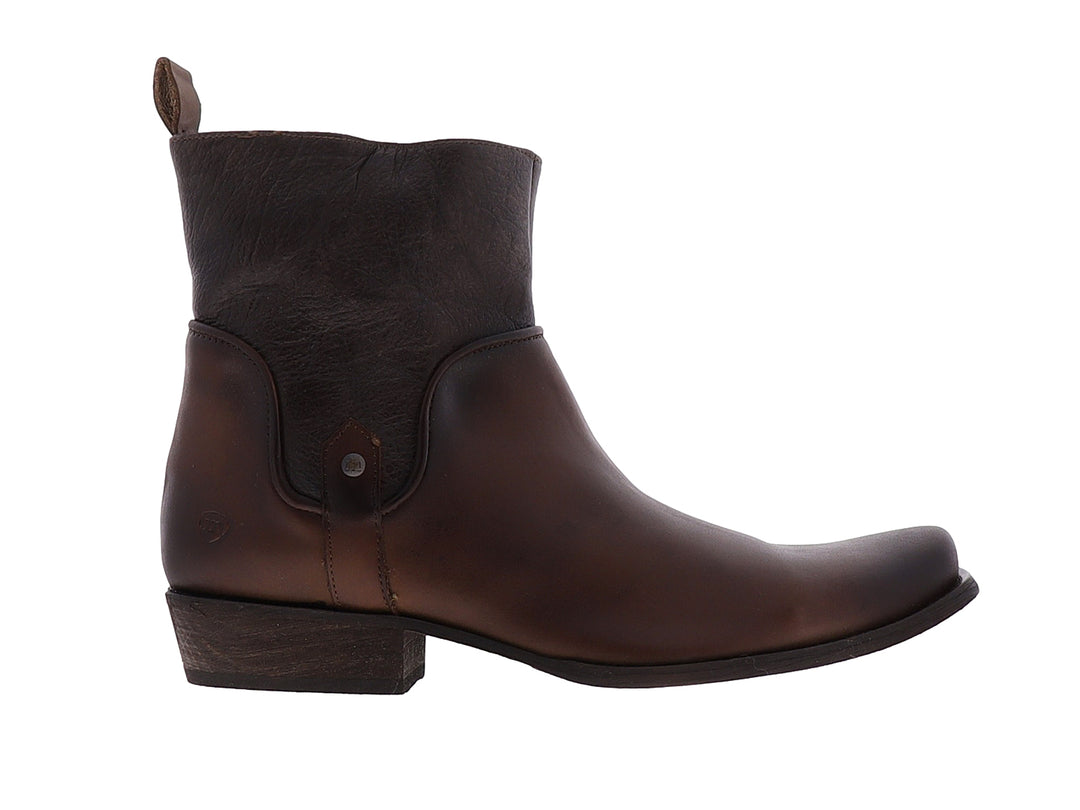 Bota de cuero color marrón chocolate con diseño casual y suela oscura.