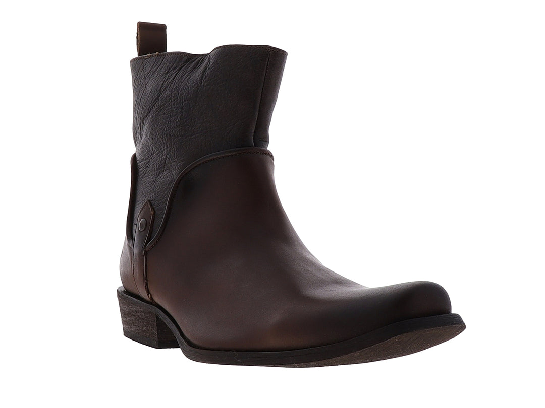 Bota de cuero color marrón chocolate con diseño casual y suela oscura.