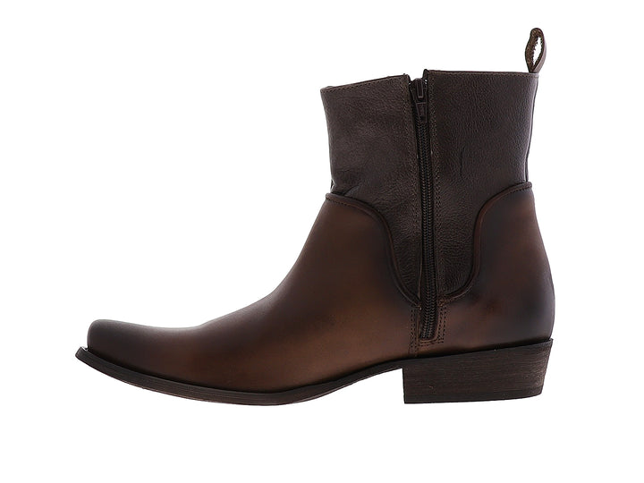 Bota de cuero color marrón chocolate con diseño casual y suela oscura.