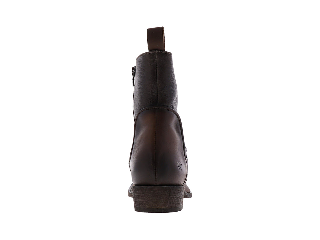 Bota de cuero color marrón chocolate con diseño casual y suela oscura.