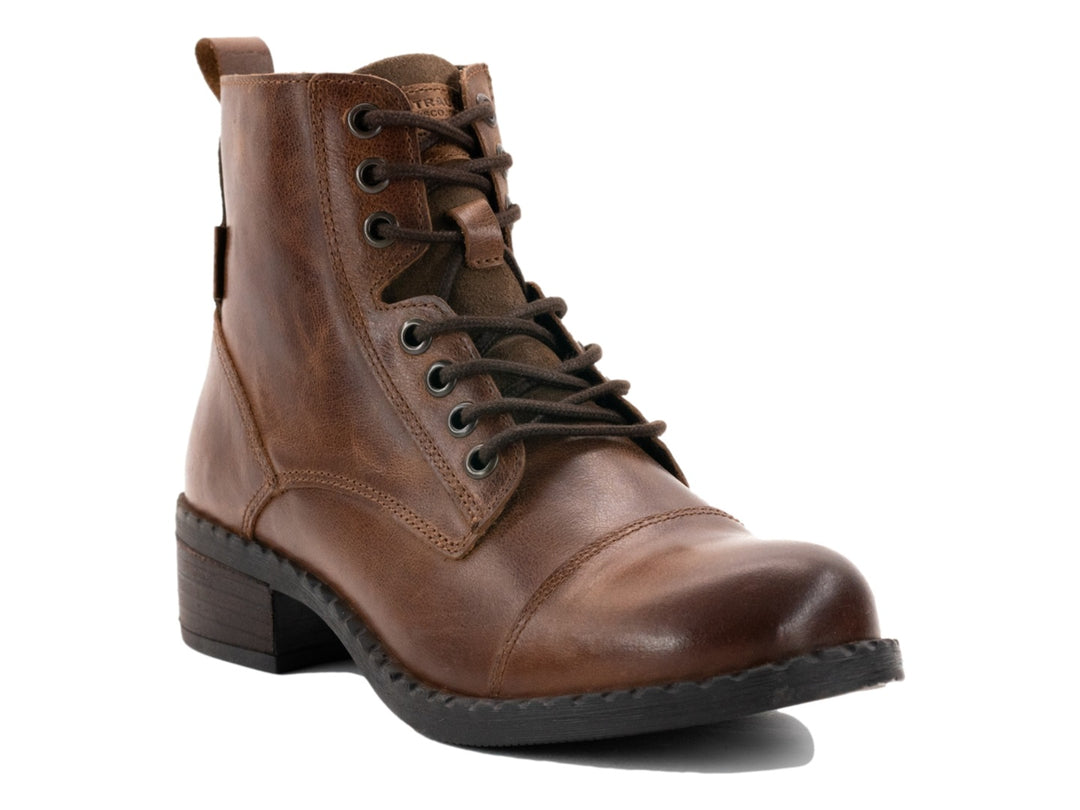Botas casuales color tan de material sintético con agujetas y tacón bajo sobre fondo blanco.