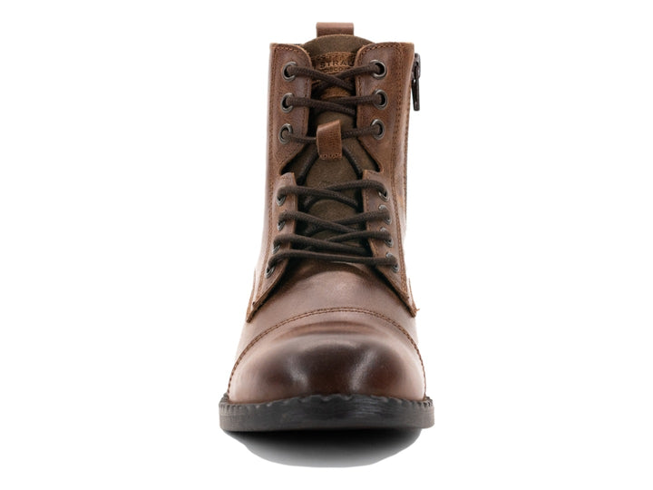 Botas casuales color tan de material sintético con agujetas y tacón bajo sobre fondo blanco.