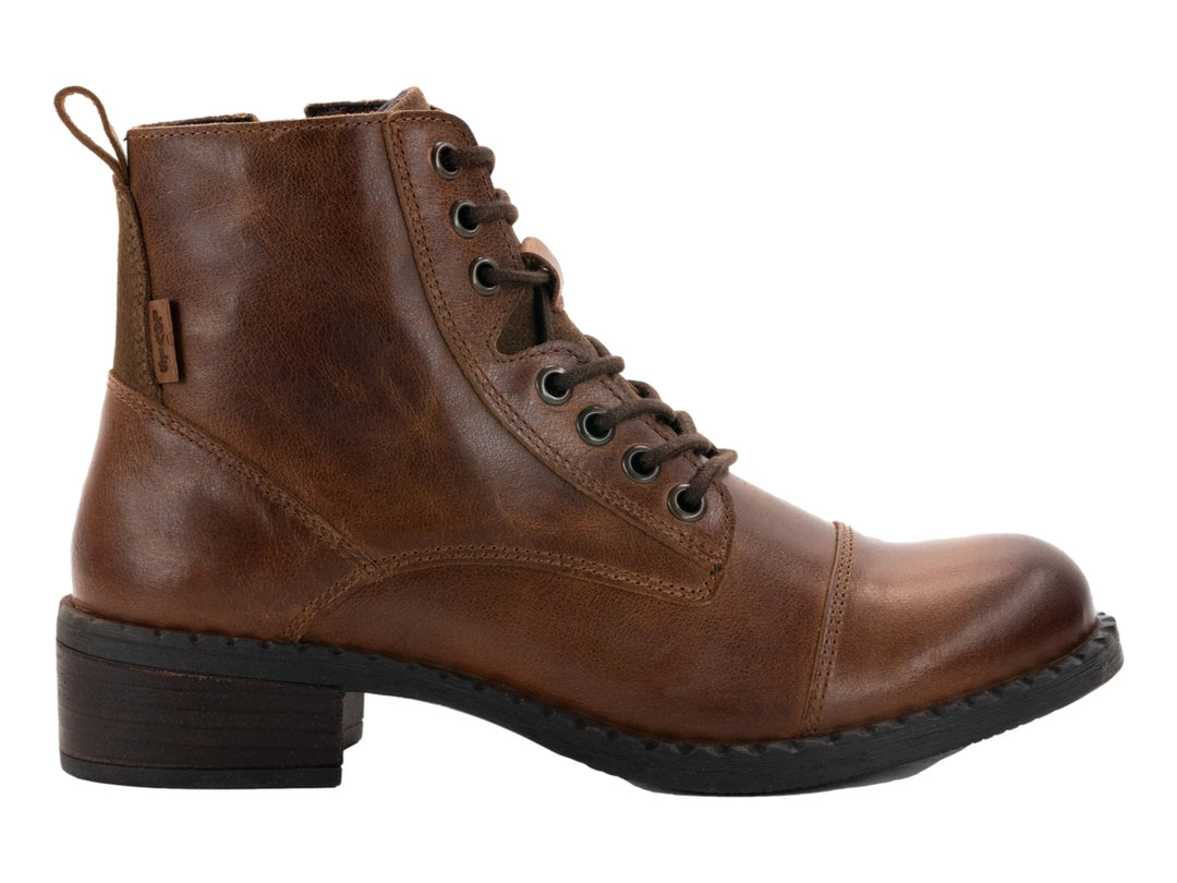 Botas casuales color tan de material sintético con agujetas y tacón bajo sobre fondo blanco.