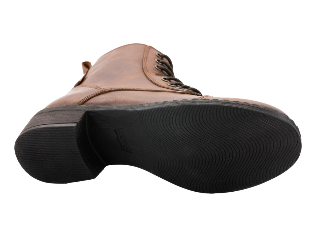Botas casuales color tan de material sintético con agujetas y tacón bajo sobre fondo blanco.
