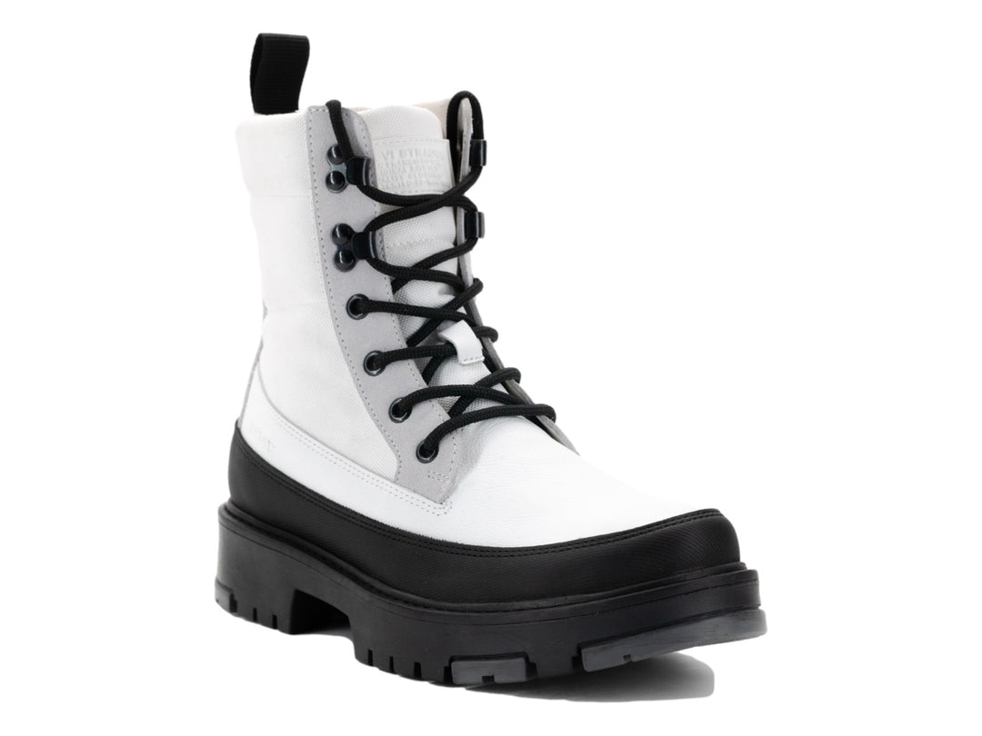 Bota Levi's de color blanco con detalles en gris, cordones negros y suela gruesa negra tipo track.