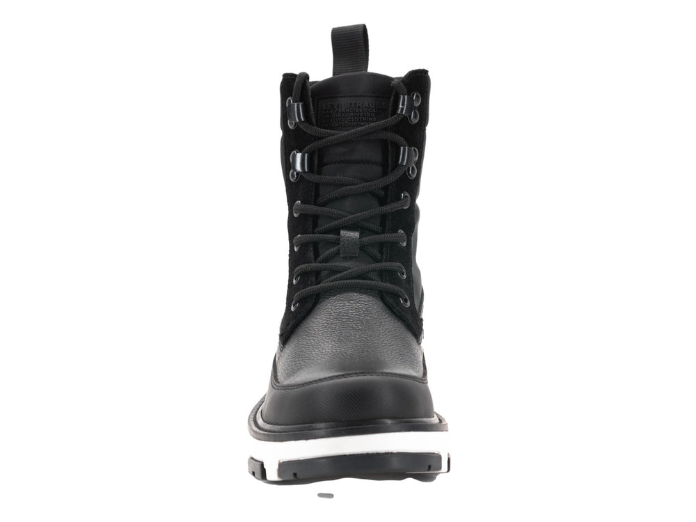 Bota negra de caña media con cordones y suela blanca gruesa de estilo track.