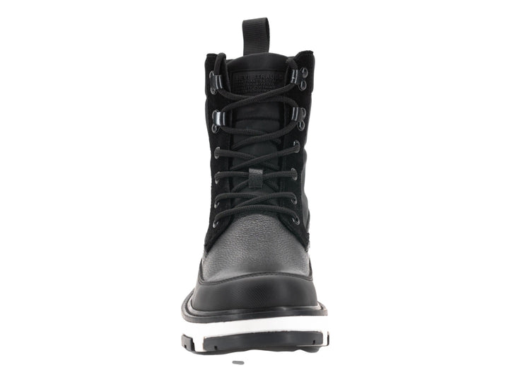 Bota negra de caña media con cordones y suela blanca gruesa de estilo track.