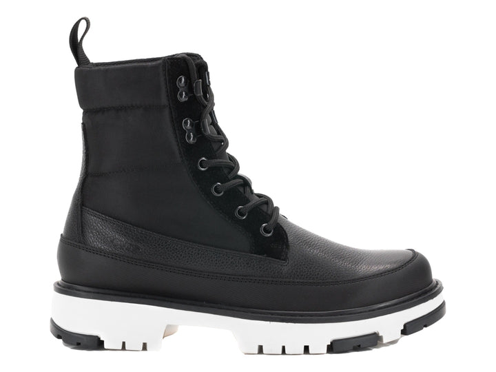 Bota negra de caña media con cordones y suela blanca gruesa de estilo track.