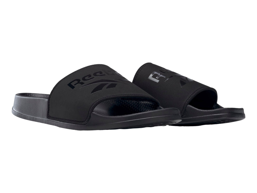 Sandalia deslizable Reebok modelo Fulgure Slide en color negro sólido con logotipo en la banda superior.