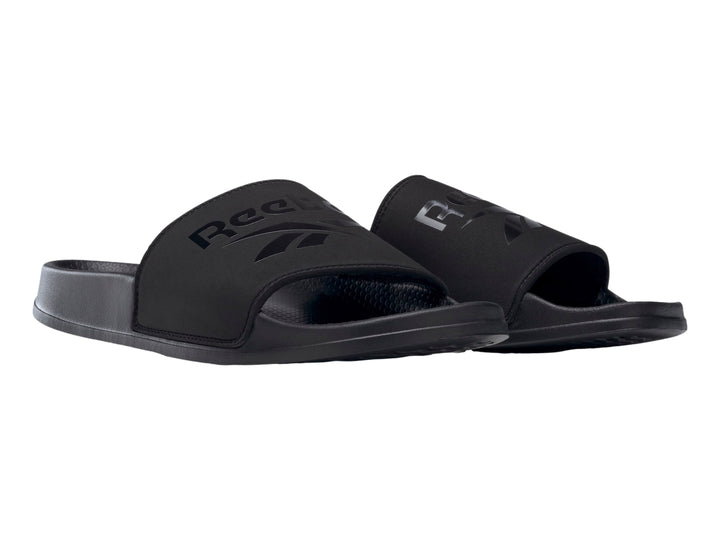 Sandalia deslizable Reebok modelo Fulgure Slide en color negro sólido con logotipo en la banda superior.