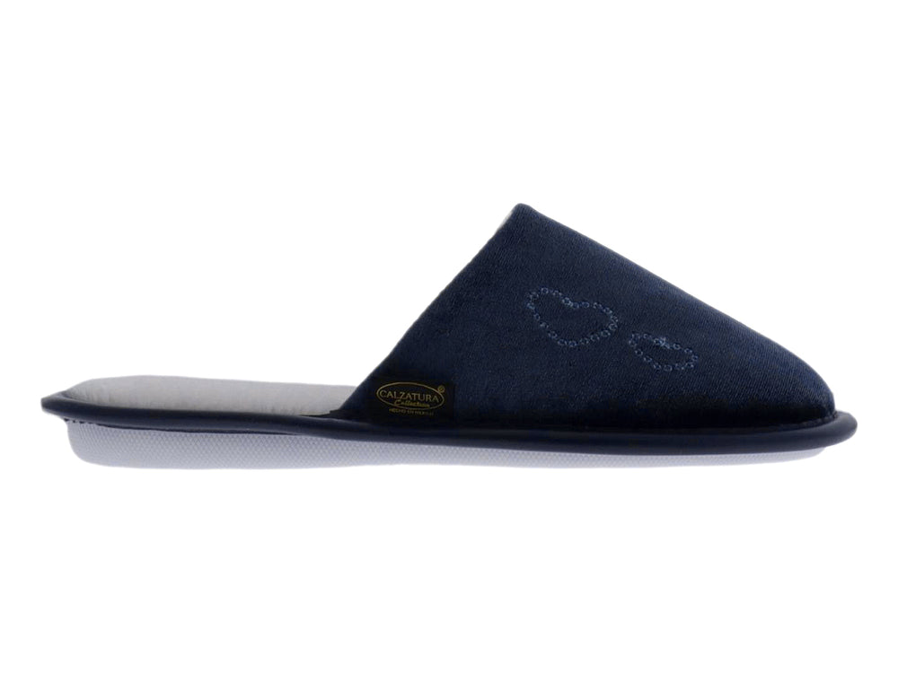 Pantufla textil de color azul marino con detalle de corazones bordados en la parte superior.