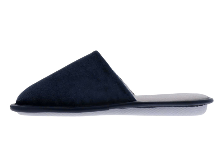 Pantufla textil de color azul marino con detalle de corazones bordados en la parte superior.
