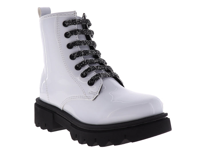 Botines blancos brillantes para niña con suela negra gruesa y cordones negros.