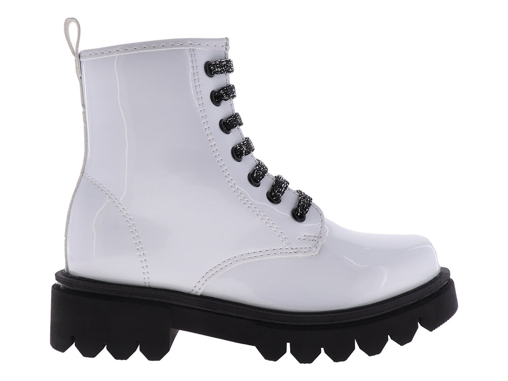 Botines blancos brillantes para niña con suela negra gruesa y cordones negros.