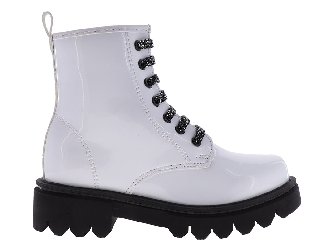 Botines blancos brillantes para niña con suela negra gruesa y cordones negros.
