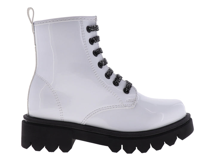 Botines blancos brillantes para niña con suela negra gruesa y cordones negros.