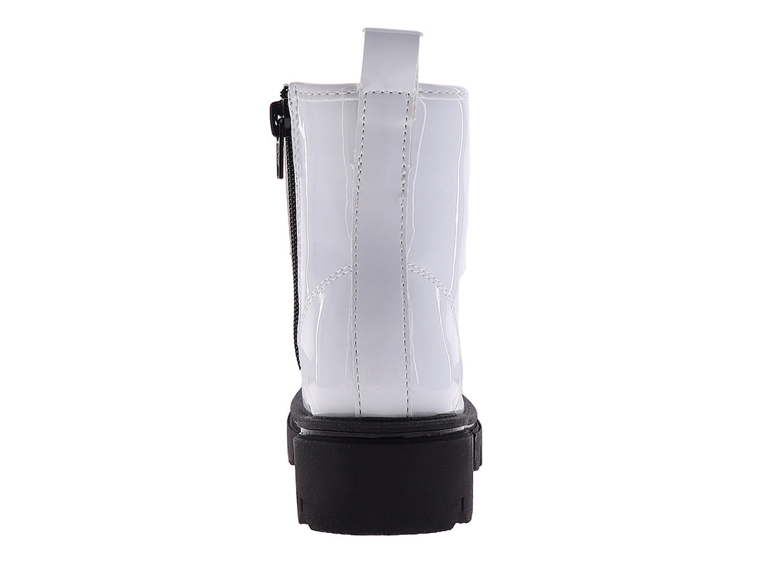 Botines blancos brillantes para niña con suela negra gruesa y cordones negros.