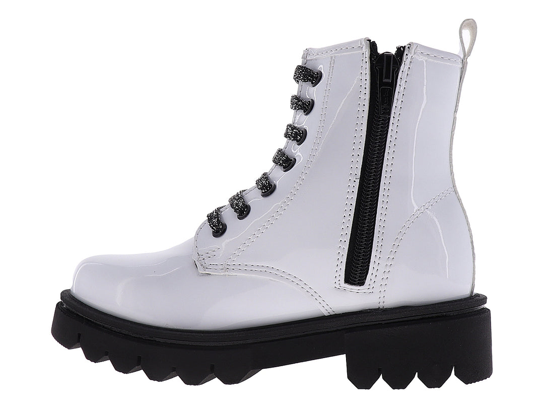 Botines blancos brillantes para niña con suela negra gruesa y cordones negros.