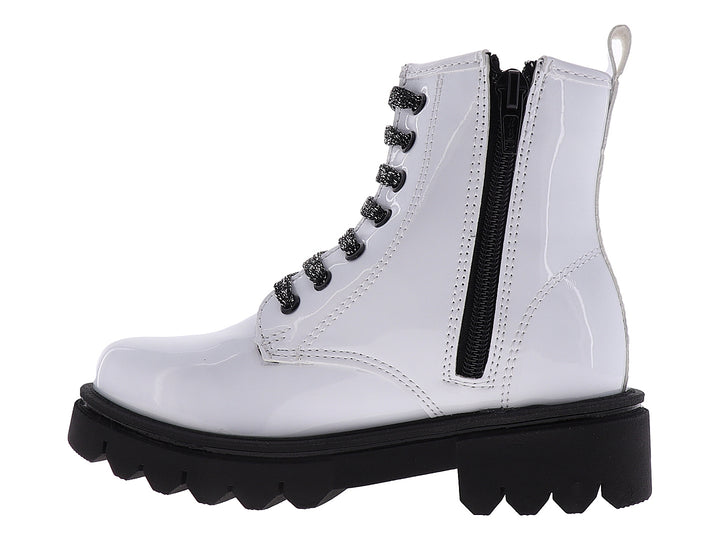 Botines blancos brillantes para niña con suela negra gruesa y cordones negros.