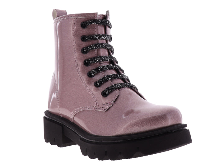 Botines para niña color lila brillante con suela track negra y agujetas con glitter.