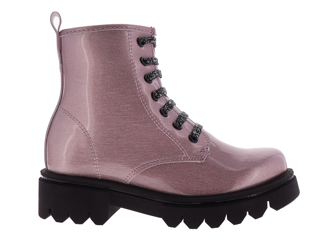 Botines para niña color lila brillante con suela track negra y agujetas con glitter.