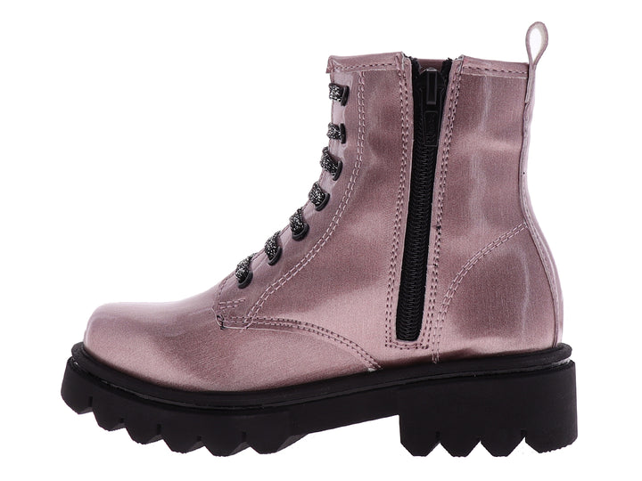 Botines para niña color lila brillante con suela track negra y agujetas con glitter.