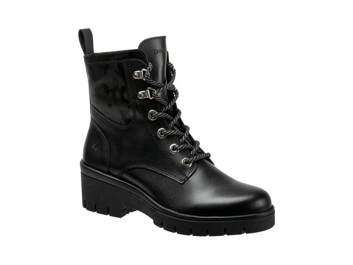 Botas negras de cuero napa con agujetas y suela gruesa tipo track para mujer.