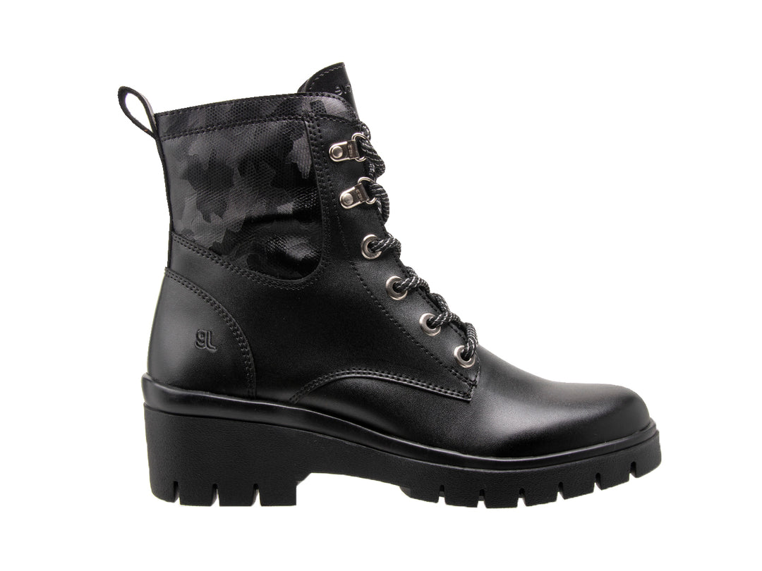 Botas negras de cuero napa con agujetas y suela gruesa tipo track para mujer.
