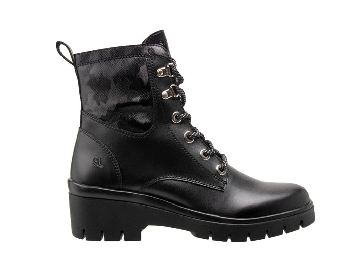 Botas negras de cuero napa con agujetas y suela gruesa tipo track para mujer.