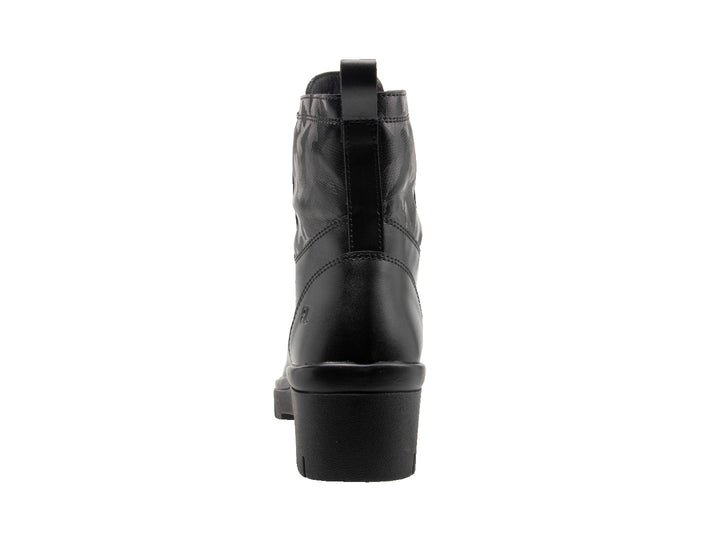 Botas negras de cuero napa con agujetas y suela gruesa tipo track para mujer.