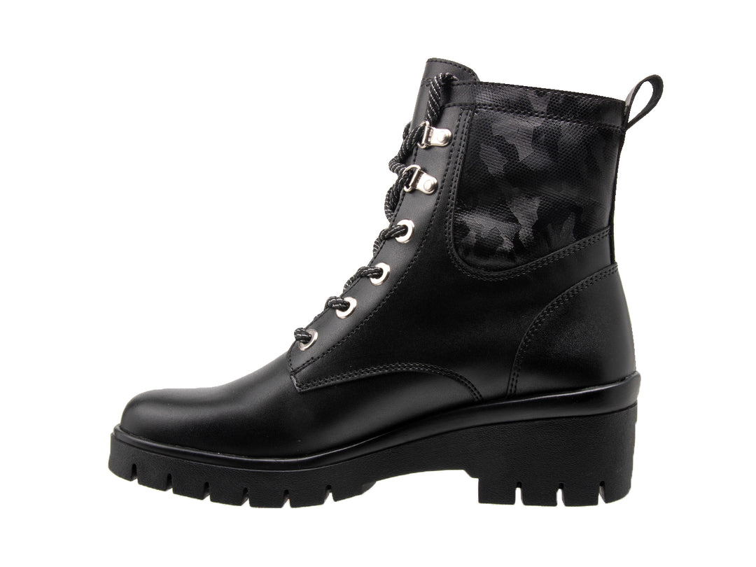 Botas negras de cuero napa con agujetas y suela gruesa tipo track para mujer.
