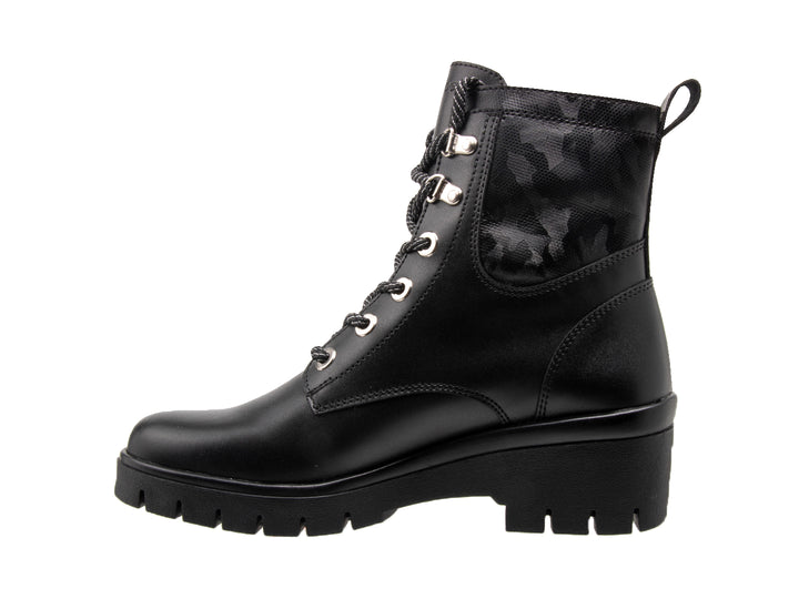 Botas negras de cuero napa con agujetas y suela gruesa tipo track para mujer.