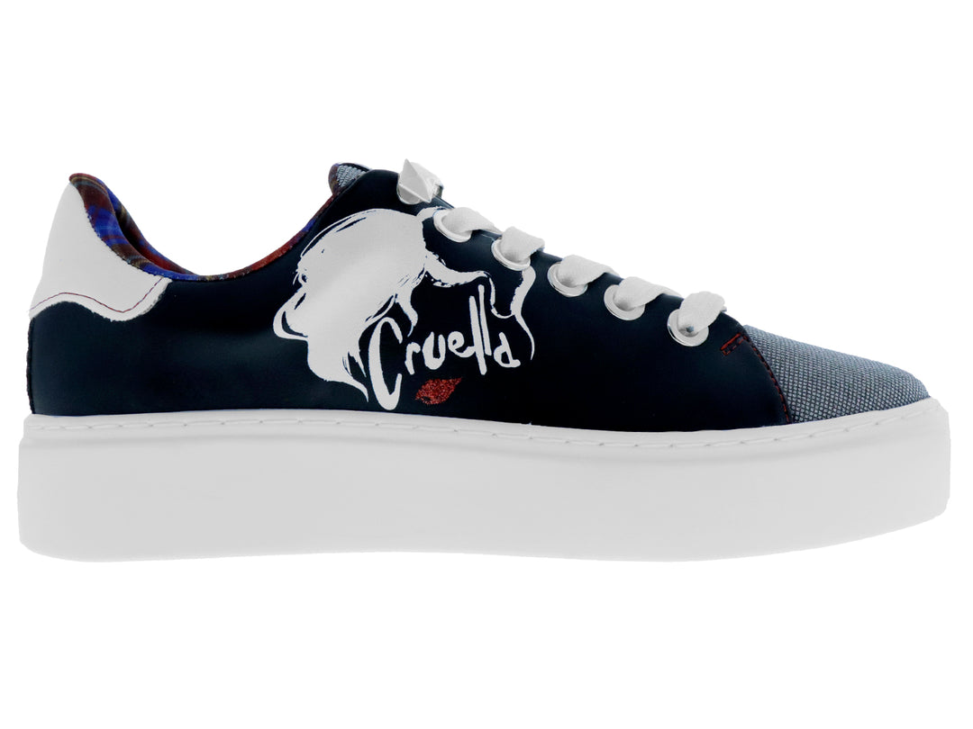 Tenis negros y blancos de plataforma con diseño gráfico y suela gruesa blanca.