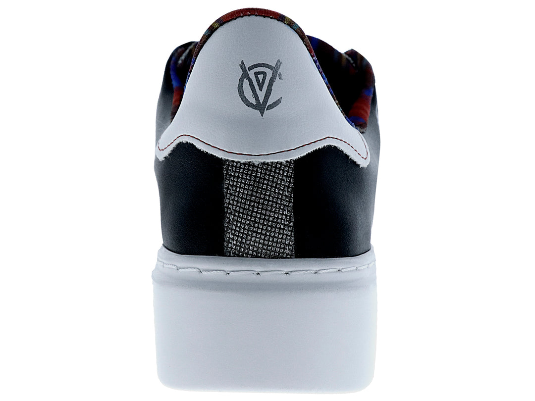 Tenis negros y blancos de plataforma con diseño gráfico y suela gruesa blanca.