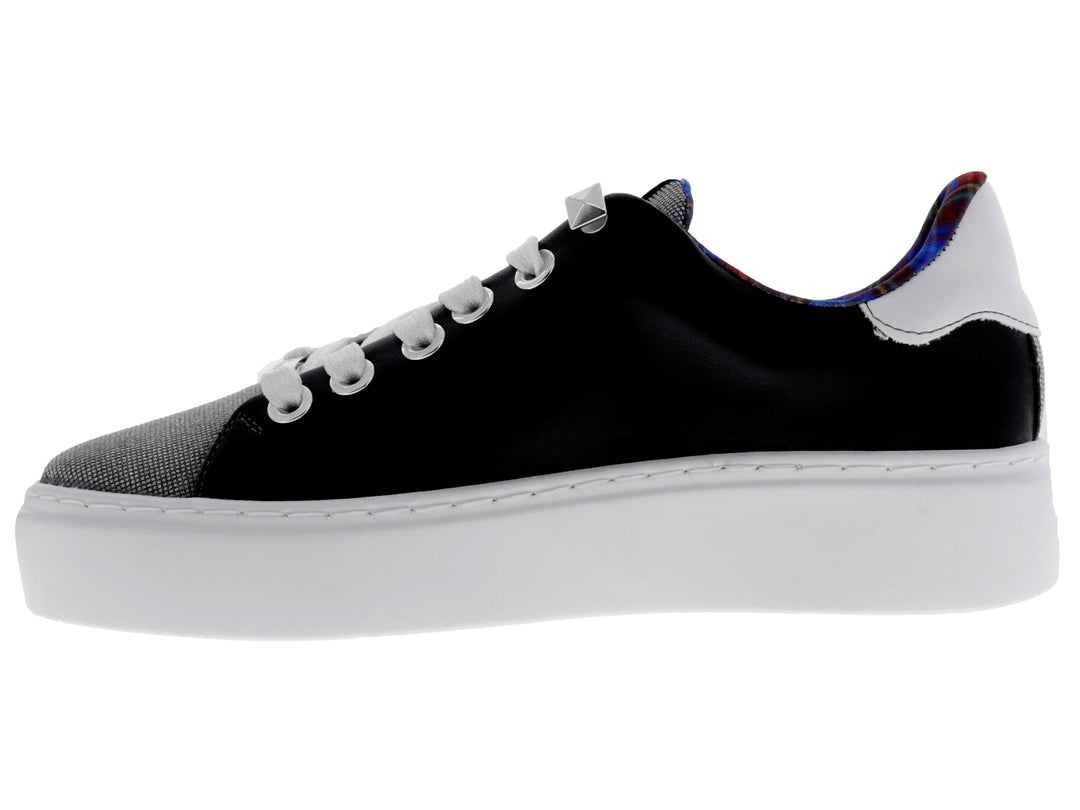 Tenis negros y blancos de plataforma con diseño gráfico y suela gruesa blanca.